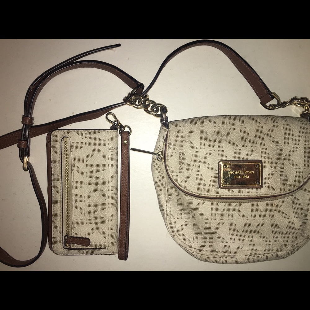 Micheal Kors Monogram Leather Purse